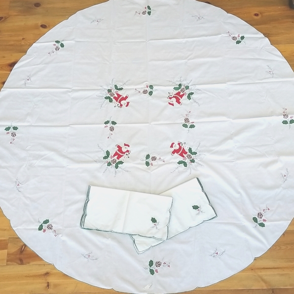 Vtg Christmas Tablecloth & Napkins Set - Picture 3 of 10